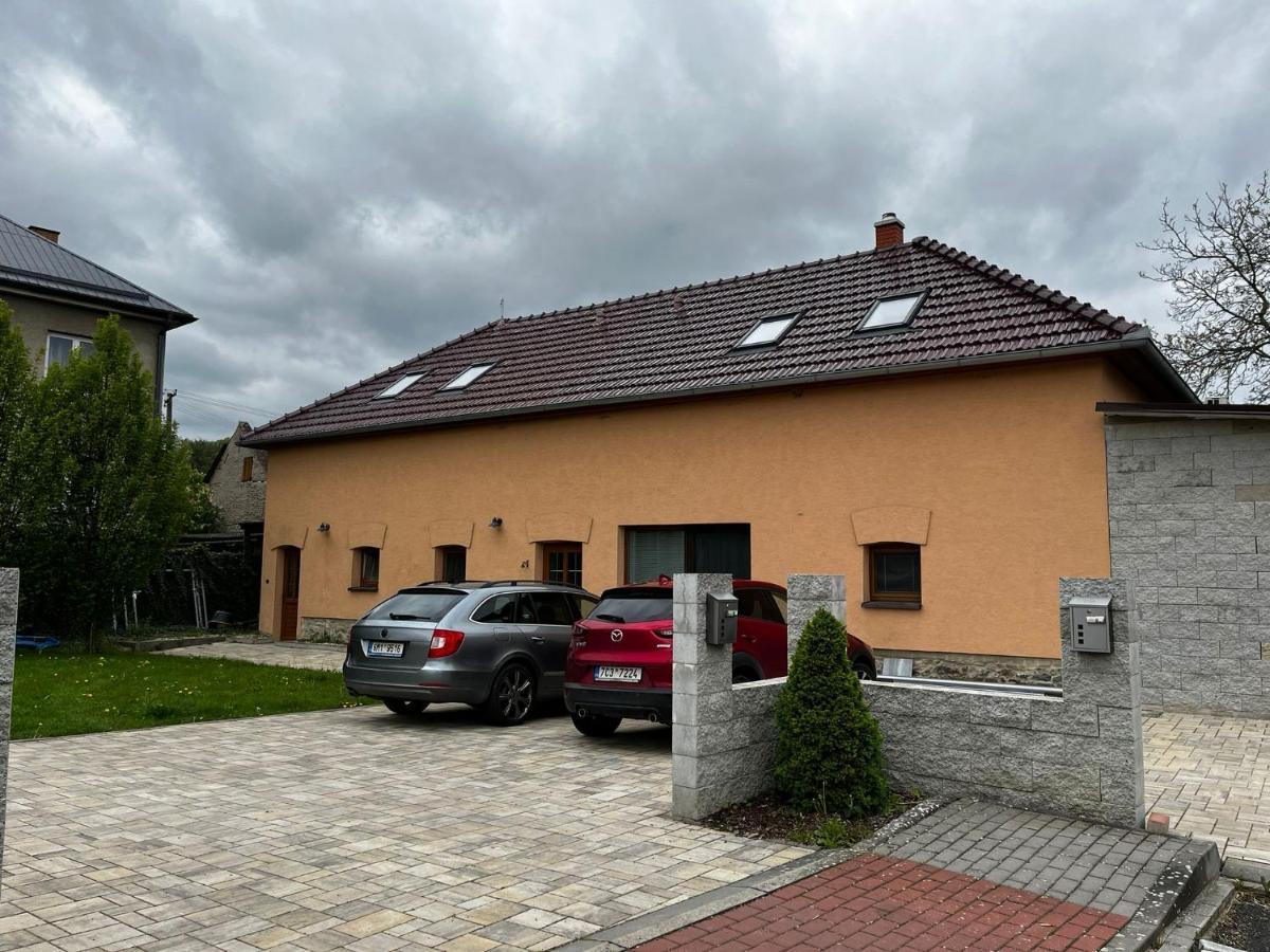 Prijemny Podkrovni Byt S Parkovanim Na Pozemku. Trsice Екстер'єр фото